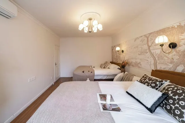 2 Bedrooms, Senior, Apartment, 1 Queen and 2 Double Beds, Bathtub, Book and Bed-People's Square 7/10