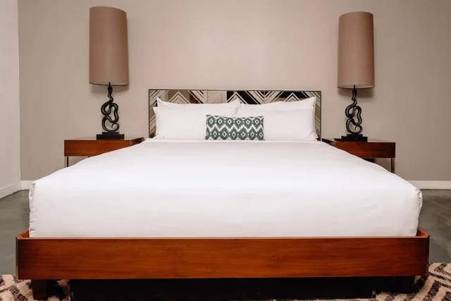 غرفة ديلوكس بسرير كينج بإطلالة على المسبح، V Capri Palm Springs, a Dolce by Wyndham 2/4