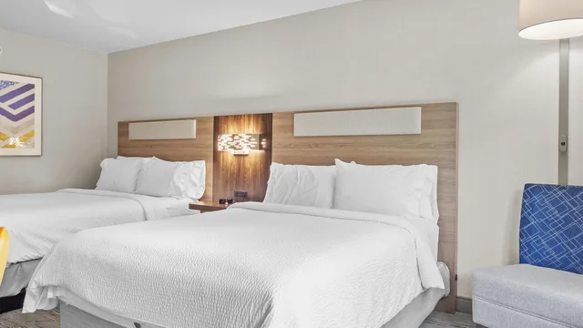 Suite, Multiple Beds, Holiday Inn Express Hotel And Suites Manchester Airport 5/10