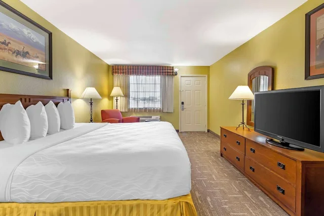 غرفة قياسية بسرير كينج، Best Western Executive Inn Hallettsville 1/4
