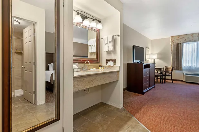 غرفة بسريرين كوين بإطلالة على البحيرة، Best Western Plus Concord Inn 4/4