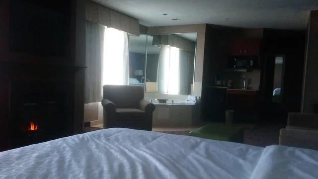 جناح بسرير كينج بحوض جاكوزي، Holiday Inn Express Hotel And Suites Manchester Airport 4/10