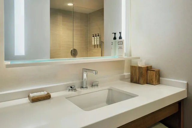 Room, King Bed, Water View, Balcony، Newport Marriott Hotel and Spa 2/16