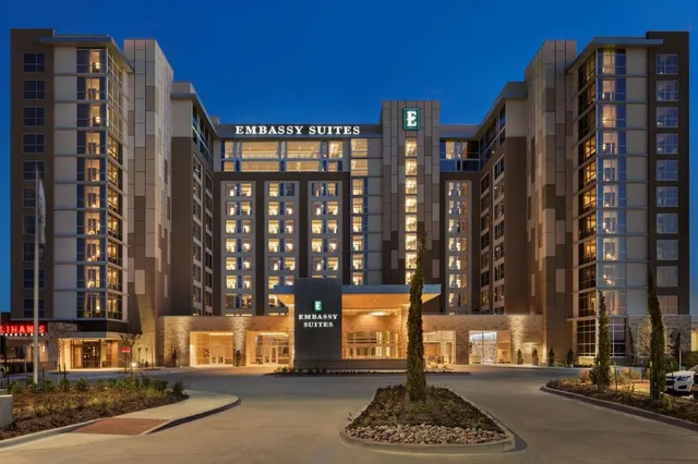 جناح بريميوم بسرير كينج بغرفتين لذوي الإعاقة، Embassy Suites By Hilton Denton Convention Center 1/1