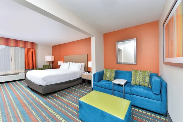 غرفة قياسية بسرير كينج مع أريكة، Holiday Inn Express Albuquerque N - Bernalillo, an IHG Hotel 3/7
