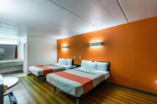 2 Queen Beds - Mobil Access Tub Nsmk Micfridg، Motel6 Cleveland, TX 7/8