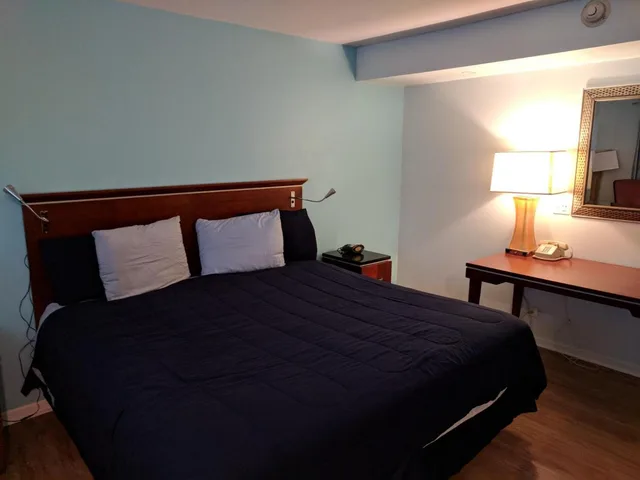 غرفة بسرير كينج، Skylark Motel 1/5