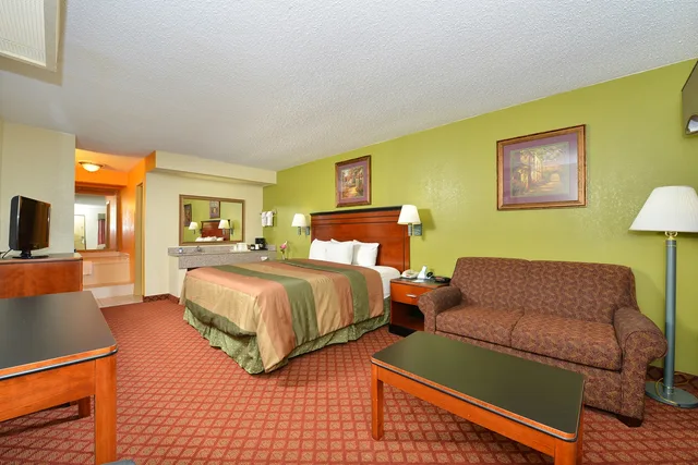 جناح بسرير كينج مع أريكة بحوض جاكوزي للمدخنين، Americas Best Value Inn Brookhaven 1/4