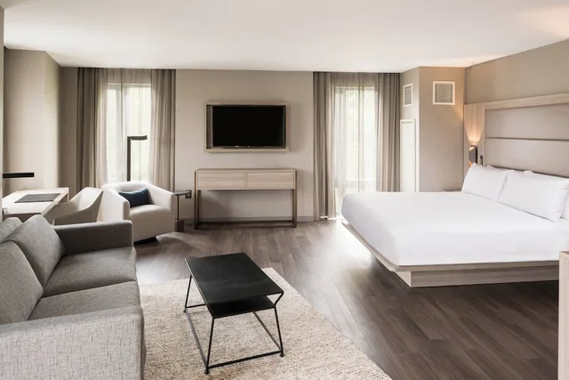 استوديو بسرير كينج مع أريكة لذوي الإعاقة، AC Hotel by Marriott Boston Cleveland Circle 2/3