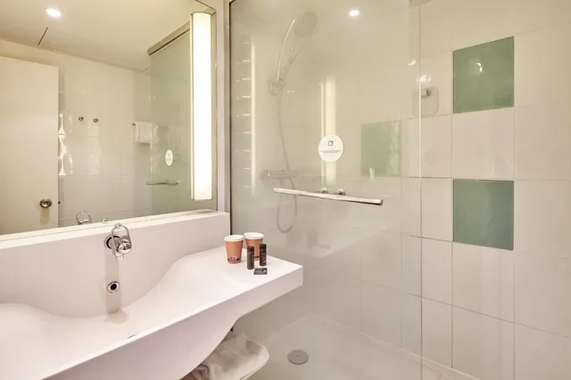 غرفة بثلاثة أسرّة، B&B Hotel Cergy Port 4 Stars 2/2