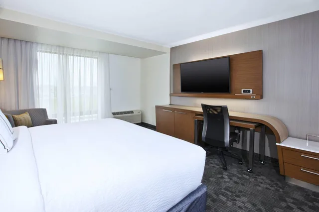 غرفة بسرير كينج، Courtyard By Marriott St. Joseph-Benton Harbor 2/7