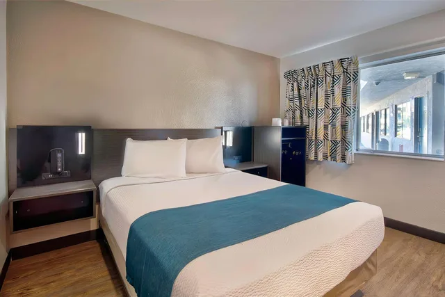 1 Queen Bed - Micfridge, Smoking، Motel6 Palmdale, CA 6/10
