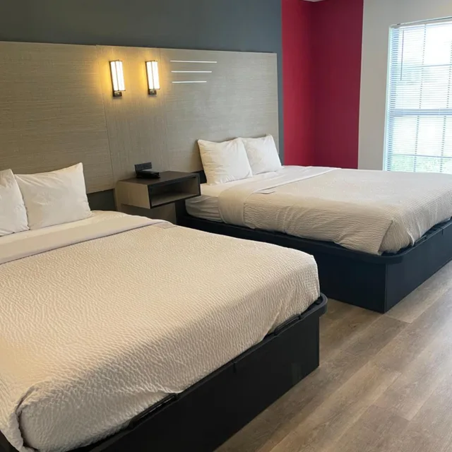 جناح بسريرين كوين بحوض استحمام لذوي الإعاقة، Ramada by Wyndham Studio Suites Dothan 1/5