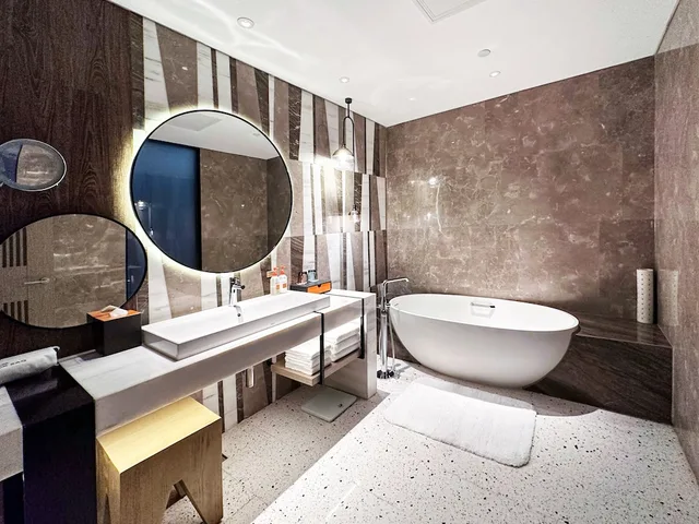 غرفة بريميوم بسرير كينج بإطلالة على البحيرة، Crowne Plaza CHONGLI RESORT 5/9