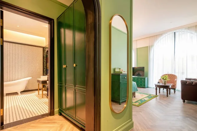 غرفة بريميوم بسريرين منفصلين بإطلالة على الفناء، Hotel Indigo Heilong Lake 7/8