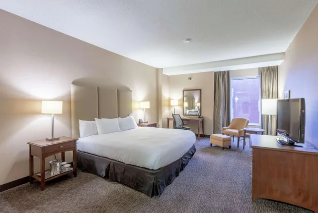 Standard, King Bed, Downtown View، Hilton Saint John 2/2