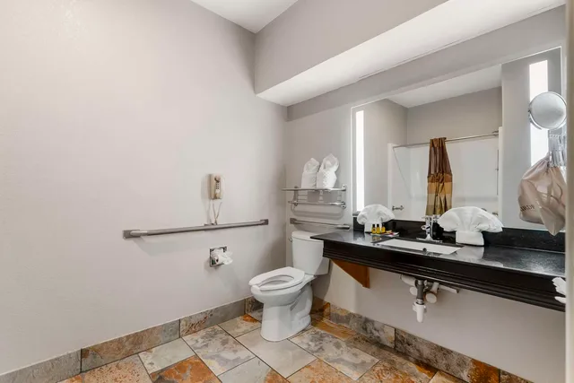 جناح بسرير كينج مع أريكة لذوي الإعاقة، Best Western Plus Des Moines West Inn & Suites 2/4