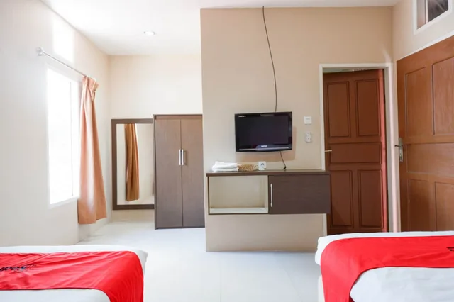 غرفة بسريرين منفصلين، RedDoorz Plus @ Hotel Srikandi Kendari 2/3