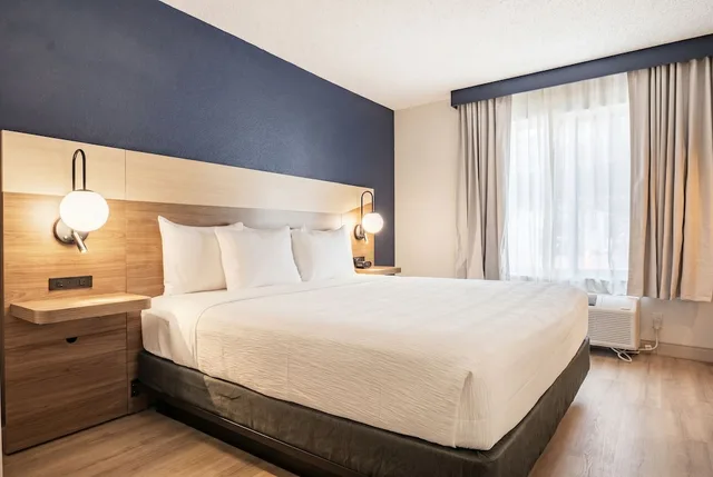 غرفة بسرير كينج، La Quinta Inn & Suites by Wyndham Danbury 6/10