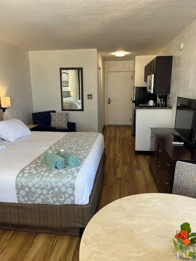 غرفة بسرير كينج بإطلالة جزئية على البحر بمطبخ صغير، Flamingo Inn 7/10