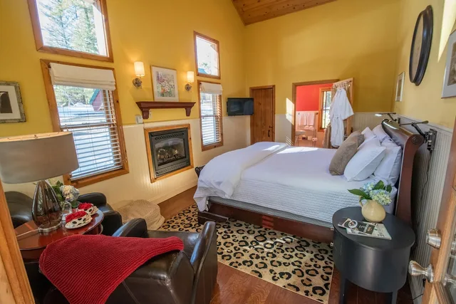 Cedar, Suite, King Bed، Elliott House Bed and Breakfast 1/2