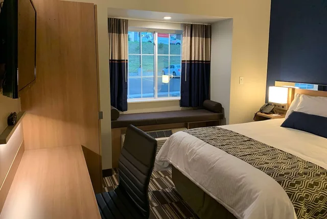 Room, Queen Bed, Microtel Inn & Suites by Wyndham Woodland Park 1/4