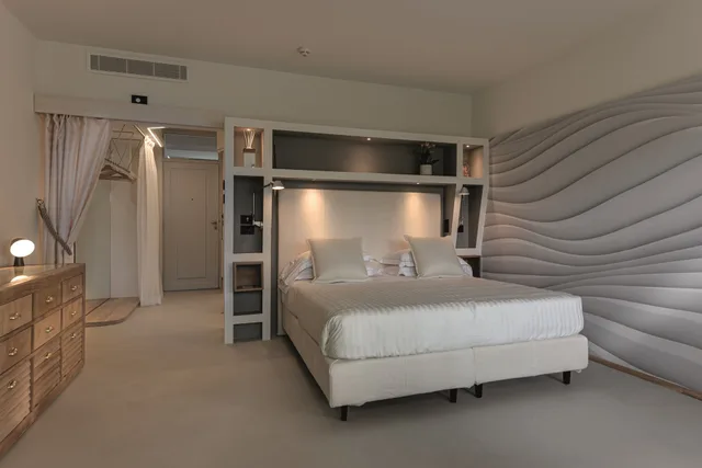غرفة ديلوكس بسرير مزدوج وسرير فردي، Augustus Hotel and Resort 1/4