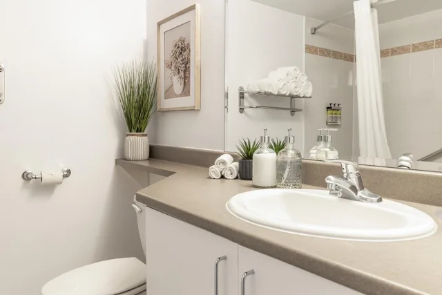 استوديو بسرير كينج وسرير كوين، Hotel Saint Laurent Montreal 5/10