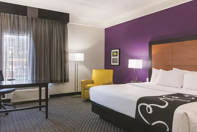 غرفة ديلوكس بسرير كينج، La Quinta Inn And Suites By Wyndham Orlando Airport North 5/9