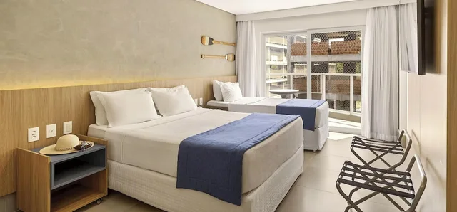 غرفة بريميوم بسرير كوين وسرير فردي بإطلالة على البحر، Maragogi Brisa Exclusive Hotel 4/8