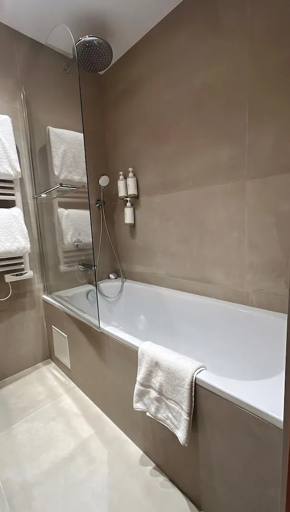 Family, Queen Bed, Sofa, Bathtub, Au Grand Saint Jean 9/10