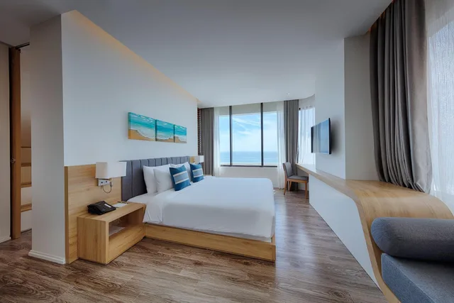 جناح عائلي بسرير كينج وسرير بطابقين بإطلالة على البحر، Parosand Danang Hotel 1/3