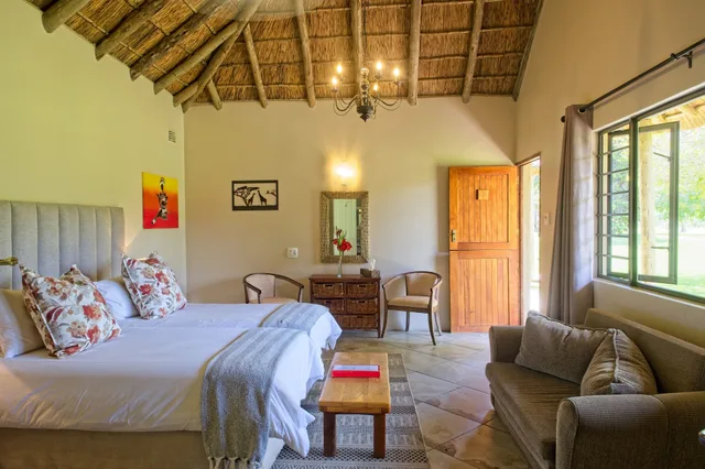 Valencia, Hut, Queen Bed، Chrislin African Lodge 2/4