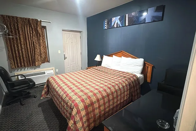 غرفة بسرير كوين للمدخنين، At 9 Motel Near Freehold I-195 3/10