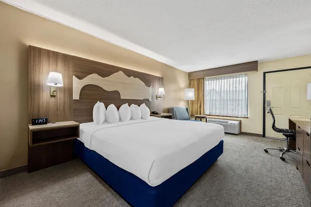 جناح كبير بسرير كينج بحوض جاكوزي، Best Western Center Pointe Inn 10/10