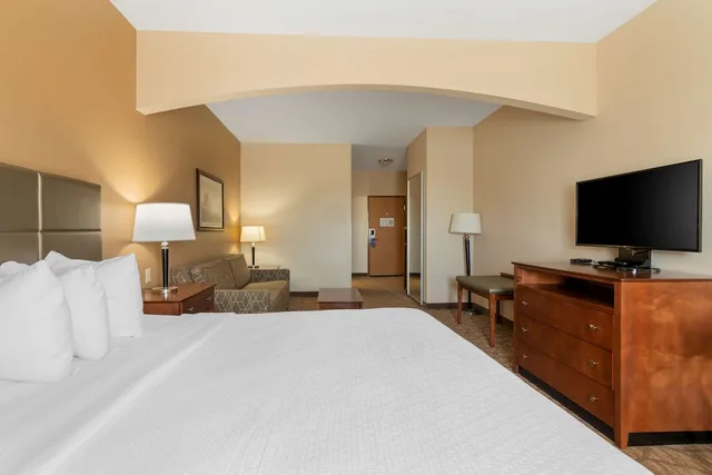 غرفة قياسية بسرير كينج مع أريكة، Best Western Plus Butterfield Inn 2/4
