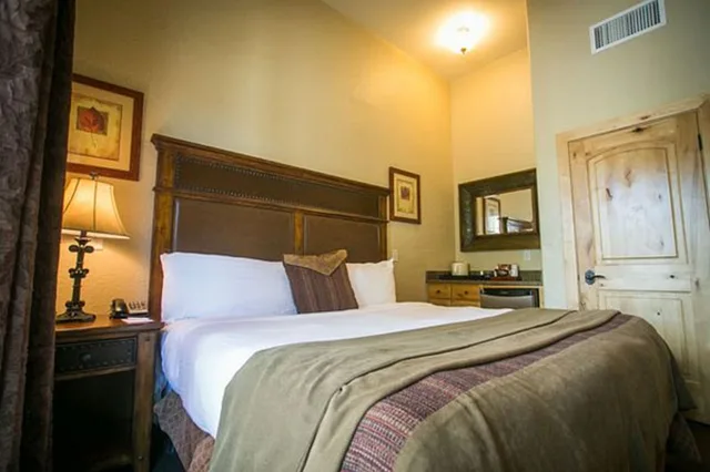 جناح بغرفتي نوم، Silverado Lodge 4/6
