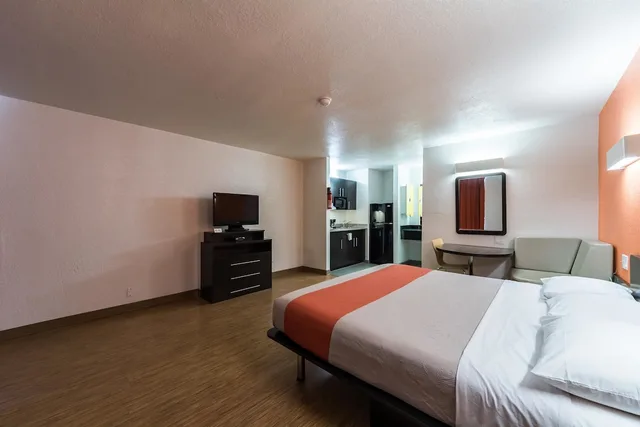 Standard, King Bed, Motel6 Uvalde, TX 2/10