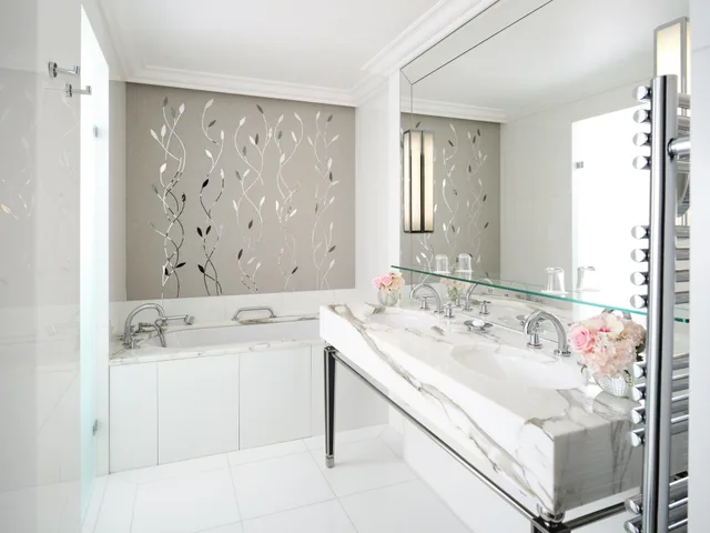 Avenue, Junior Suite, Montaigne View، Hotel Plaza Athenee 2/2