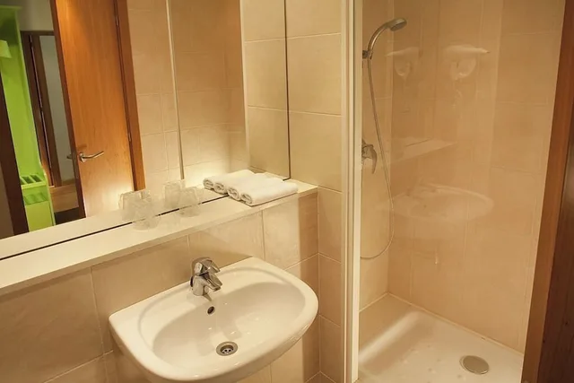 Room, Twin Beds, Travelodge BCN Cornella Fira 5/6
