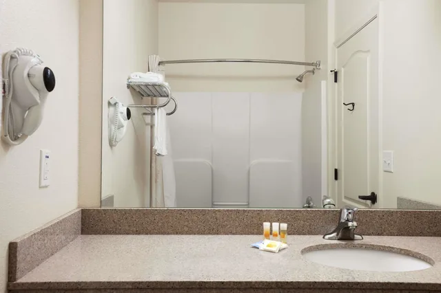 جناح بسرير كينج مع أريكة، Days Inn & Suites by Wyndham Columbus NE 8/10