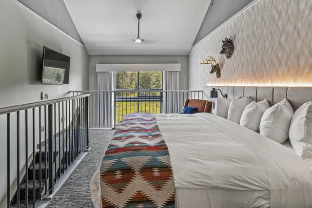 Loft, Suite, King Bed, Sofa، Everwild Canmore - Nordic Spa & Hotel 2/10