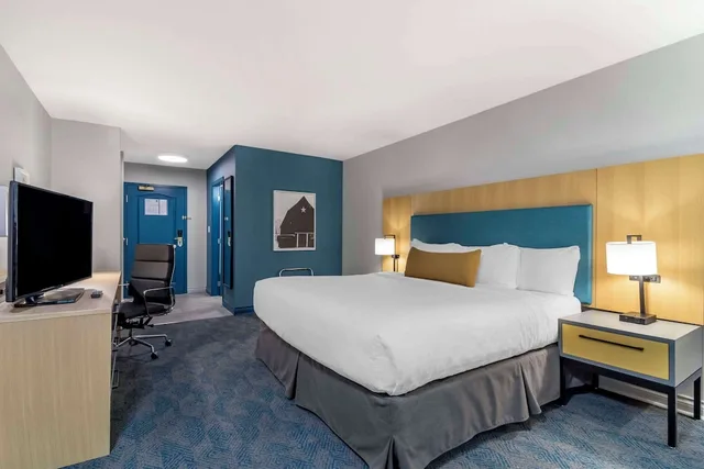 غرفة بسرير كينج بجاكوزي، Clarion Hotel & Conference Centre Abbotsford - Fraser Valley 2/3