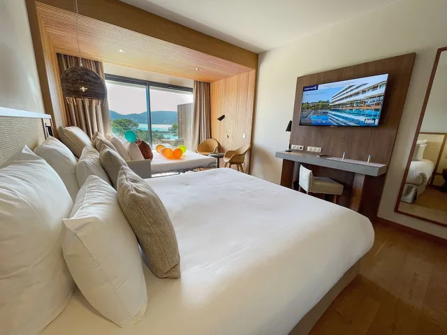 جناح جونيور بسرير كينج بإطلالة على البحر بشرفة مع أريكة، Golden Tulip Porto Vecchio 1/10