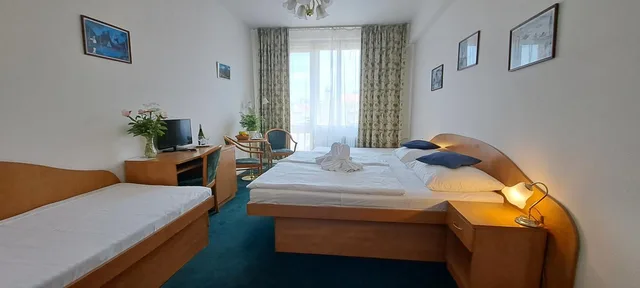 غرفة بسرير مزدوج أو سريرين منفصلين مع سرير إضافي، Legie Hotel 4/10