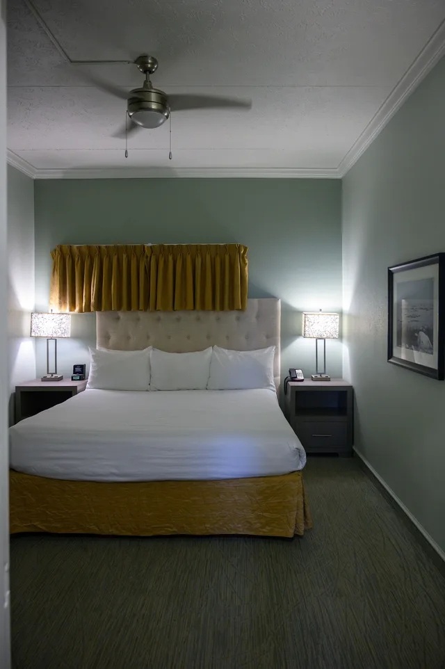 Suite, King Bed, Bay View, Sofa, Kitchenette، Cherry Tree Inn & Suites 2/5