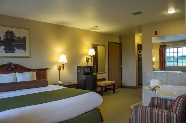 جناح بسرير كينج بحوض جاكوزي بحوض استحمام، Boarders Inn Amp Suites 1/10