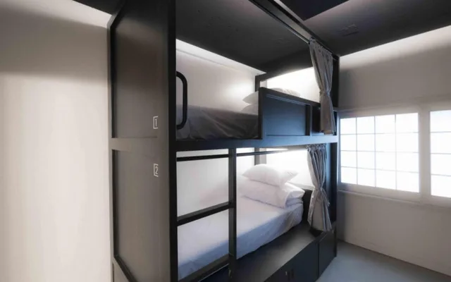 سكن مشترك بأربعة أسرّة للرجال، Canvas Hostel 1/2