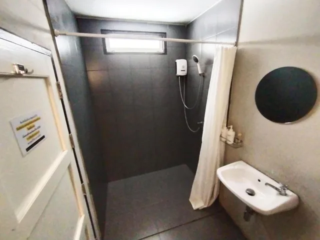 غرفة بسرير كوين بإطلالة جزئية على البحر، Sattahiptale Boutique Guest House & Hostel 1/2