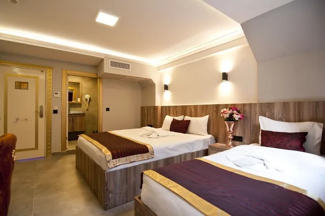 غرفة قياسية ثلاثية بسرير كوين وسرير فردي، Vali Konak Hotel 4/8